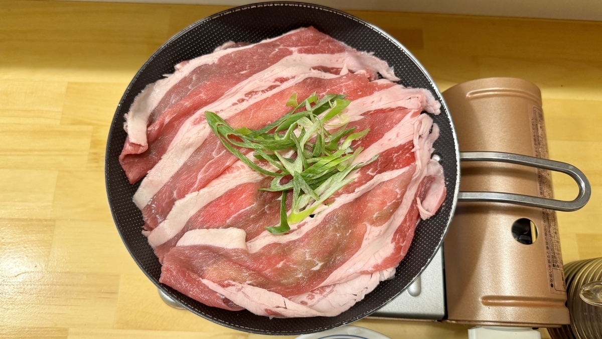 냄비 가득 담긴 블랙 스키야키 특선 소고기