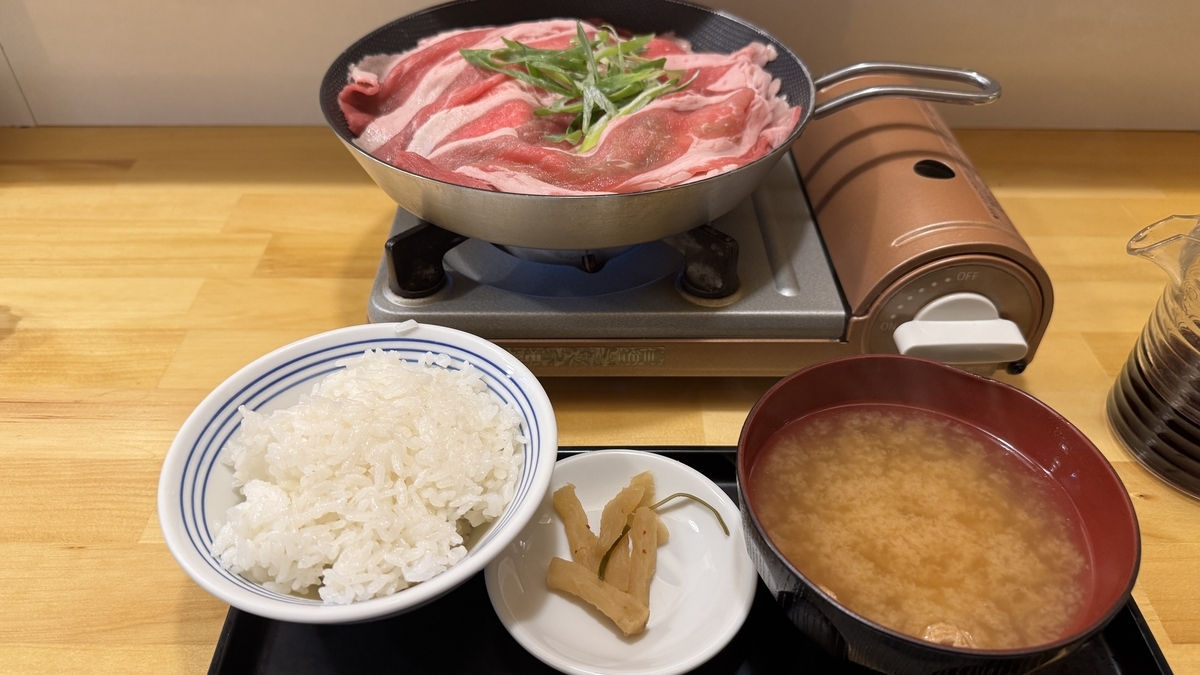 블랙 스키야키 정식의 밥과 미소시루 쓰케모노 세트