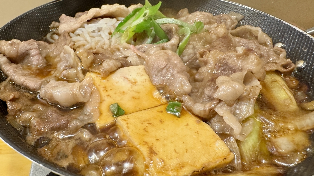 익은 소고기와 두부 대파 스키야키