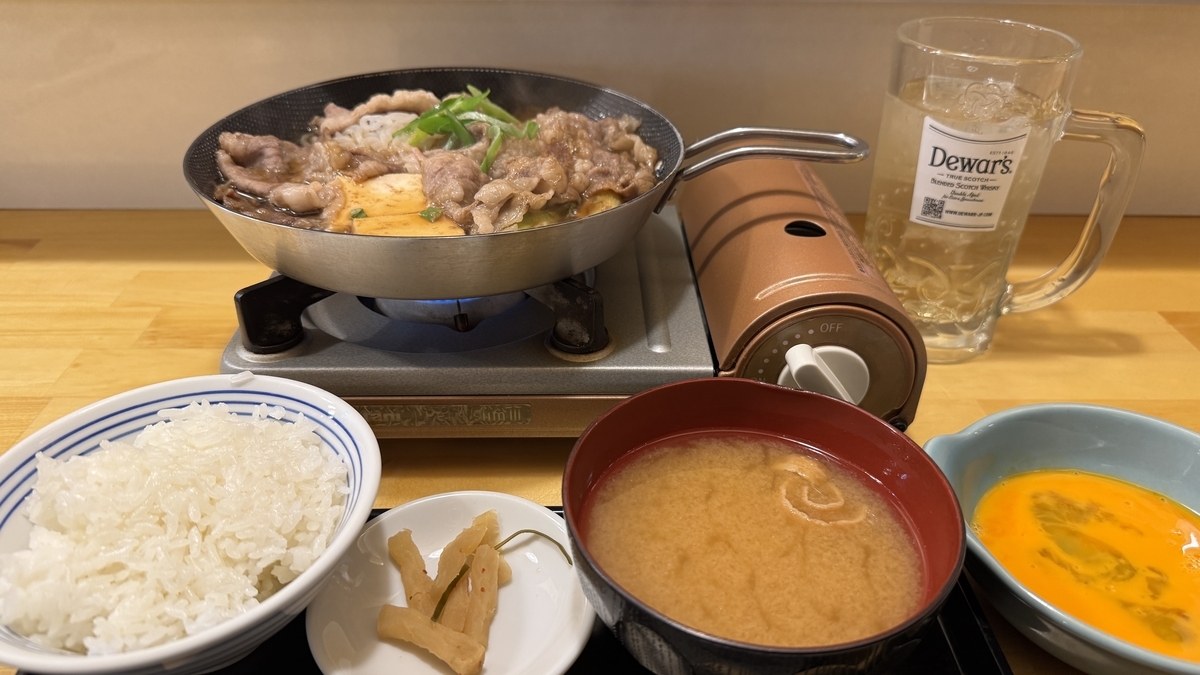 블랙 스키야키 정식 전체와 냄비 전경