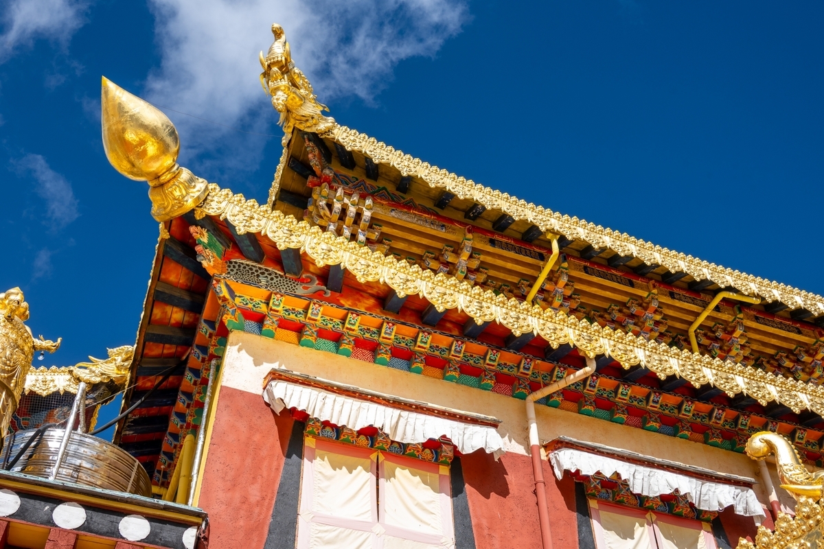 寺院正殿中供奉的佛像