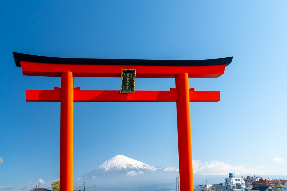 矗立在神域入口的朱红色鸟居