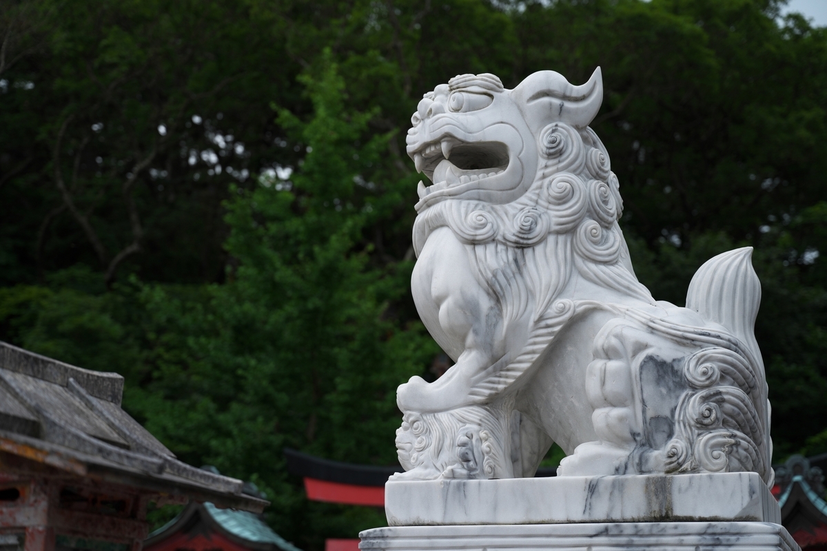 参道旁守护境内的狛犬