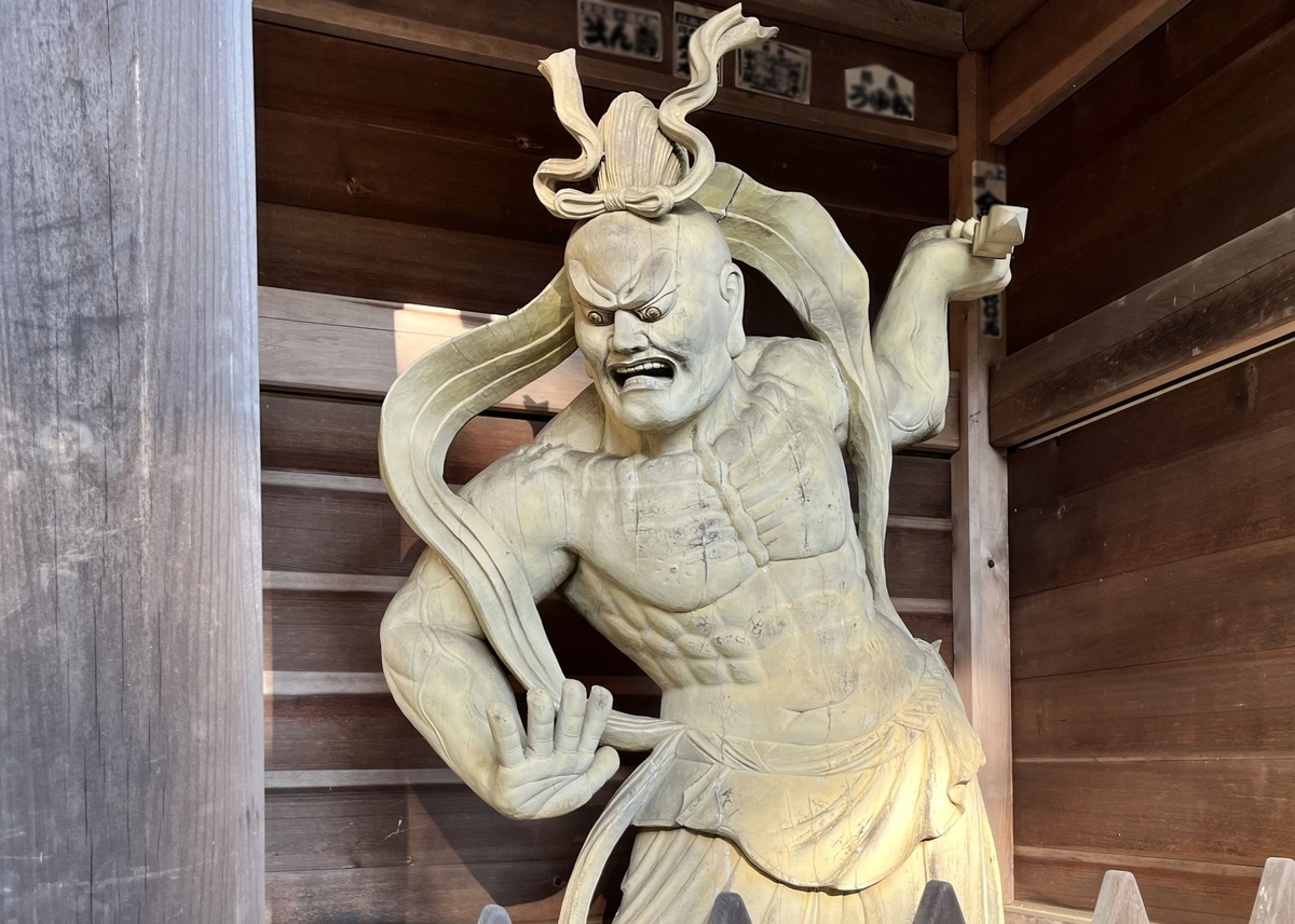 山门左右两侧的仁王像