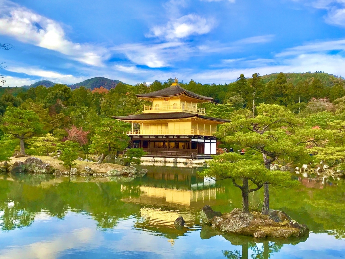 鸟居与佛堂并列的境内,令人联想到神佛习合的时代