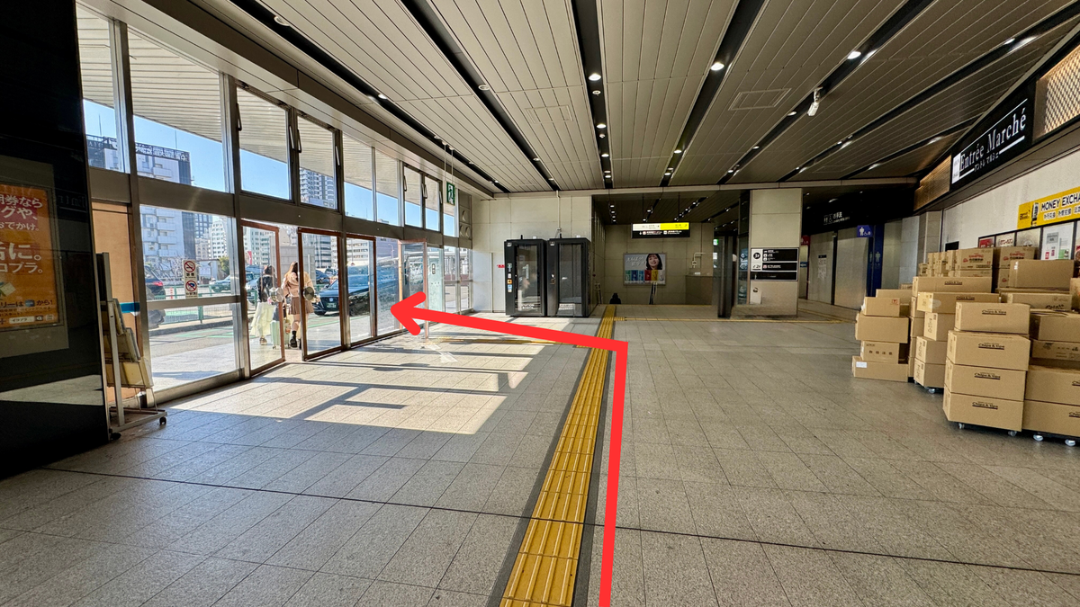 通道尽头楼梯前方左侧的门