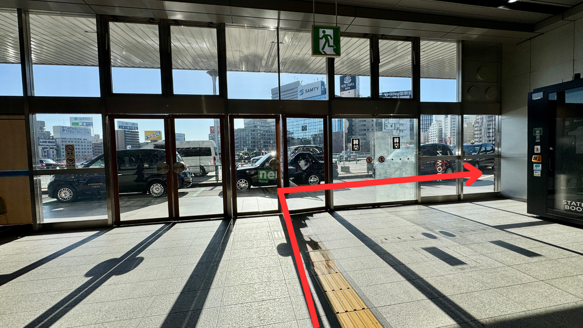 出门后立即右转的通道