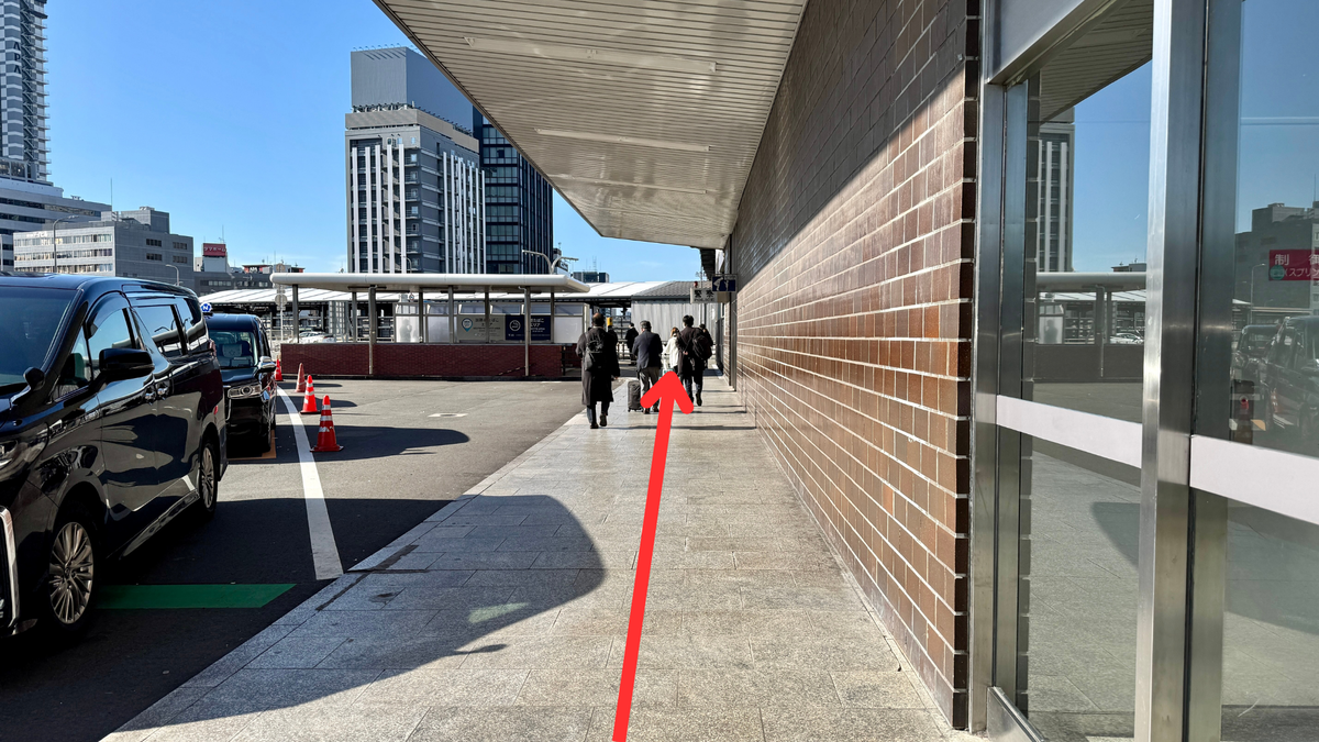 沿站房外墙直行的人行道