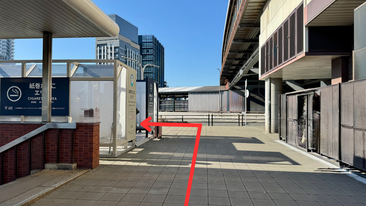 新大阪站西口室外吸烟区入口