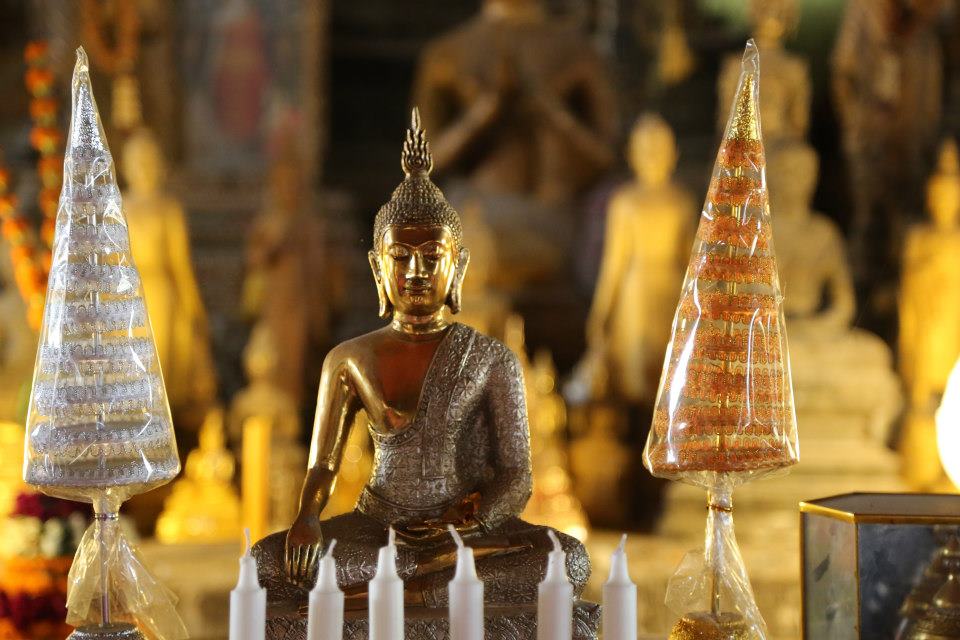 金色佛像及两侧的供品