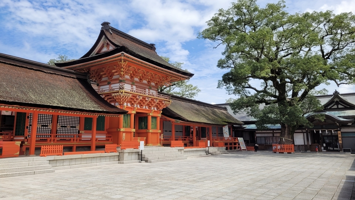 宇佐八幡宫朱红色的社殿和巨大的樟树