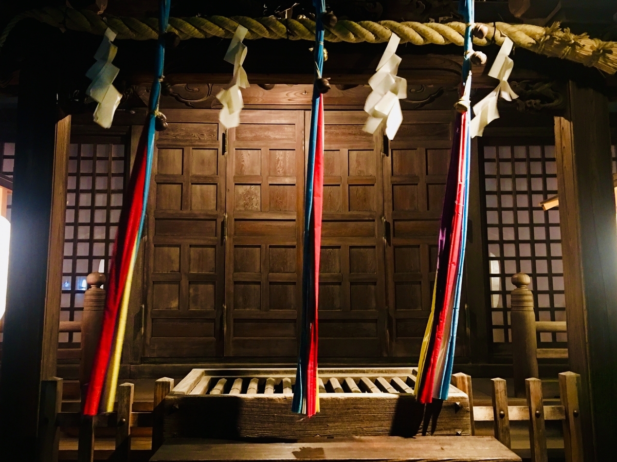 悬挂注连绳和五色布的神社拜殿
