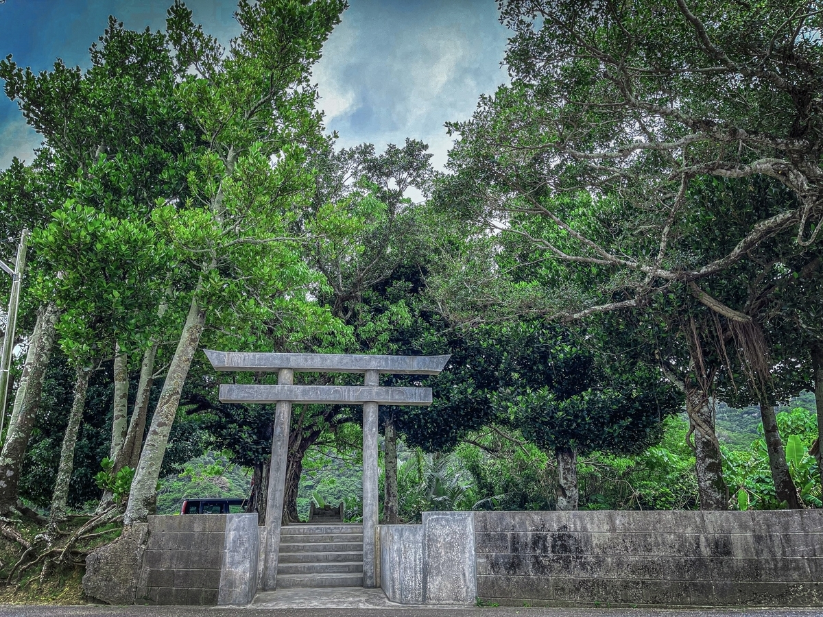 深林环绕的石制鸟居