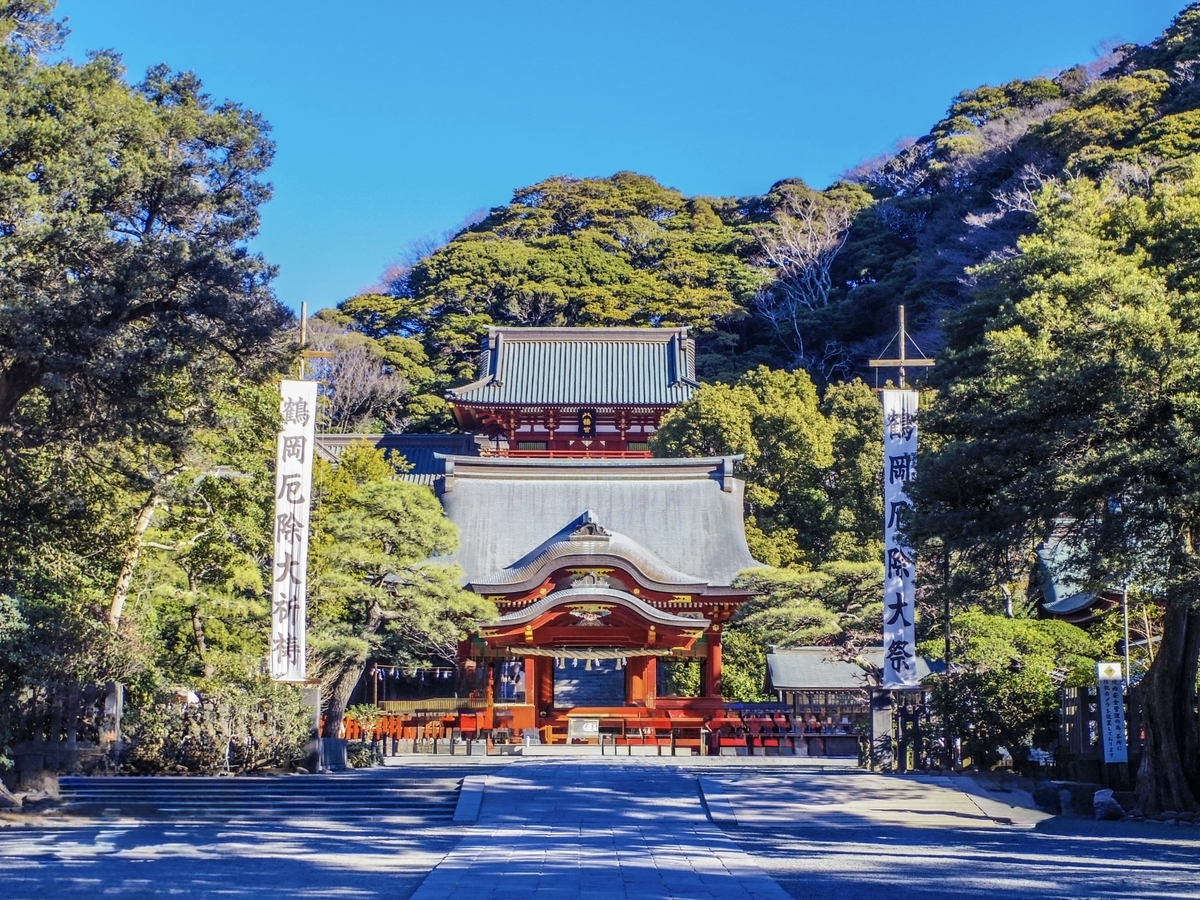 绿荫环绕的镰仓鹤冈八幡宫