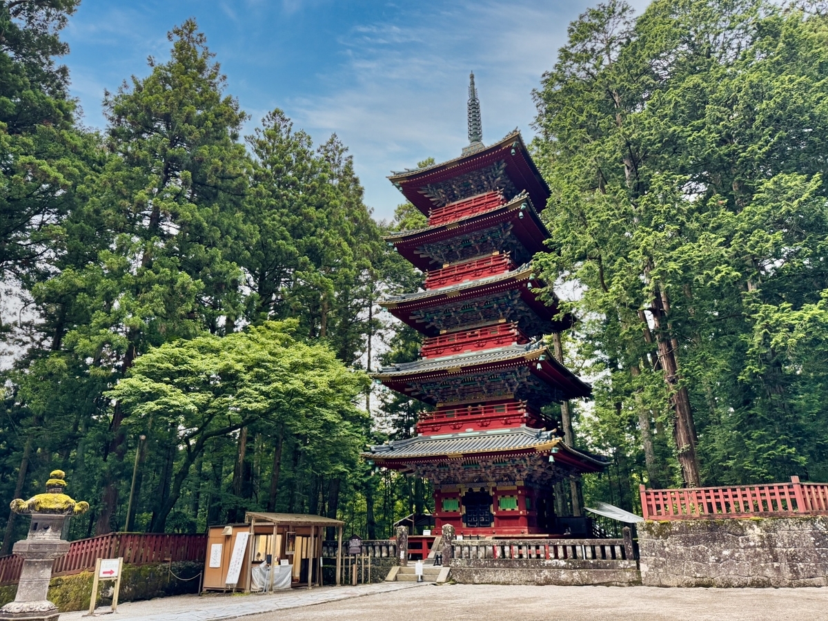 日光东照宫境内矗立的朱红色五重塔