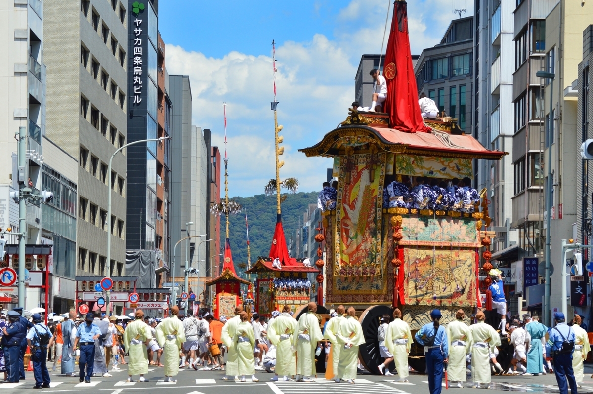 京都街道上巡行的祇园祭山鉾