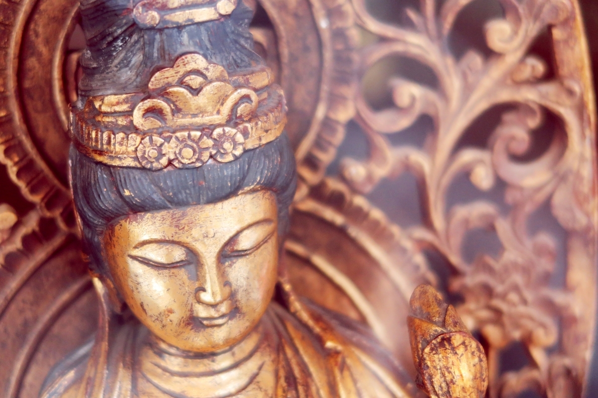 表情安详的佛像面部特写