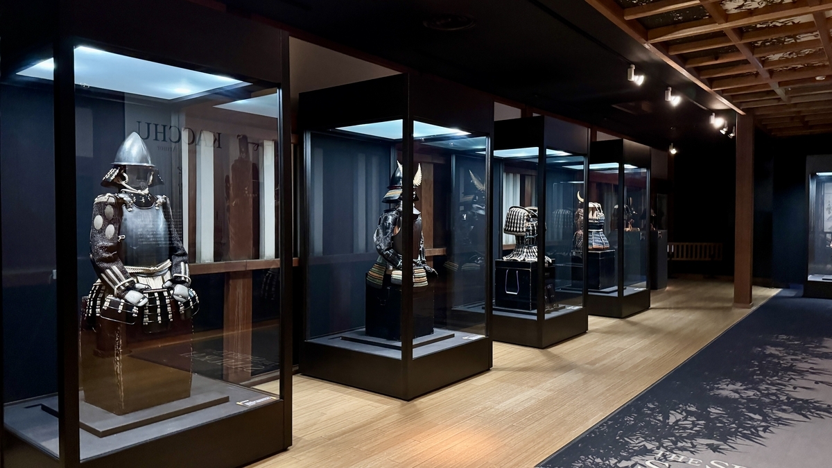 ガラスケースに並ぶSAMURAI館の甲冑展示