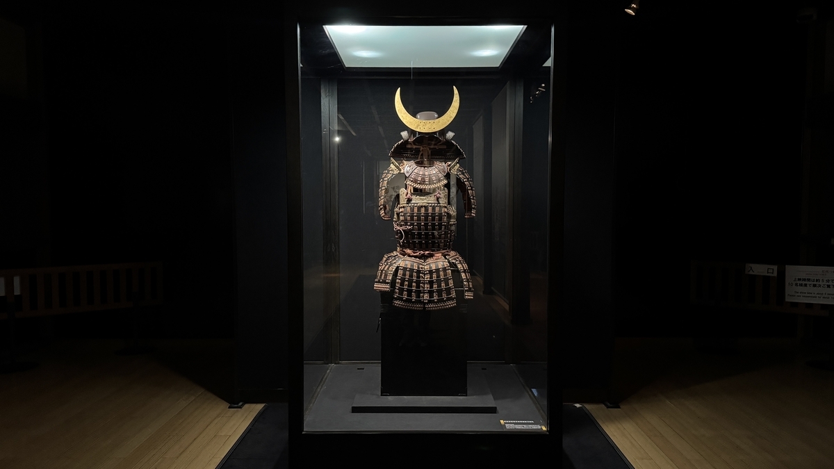 三日月形の前立てが目を引く甲冑