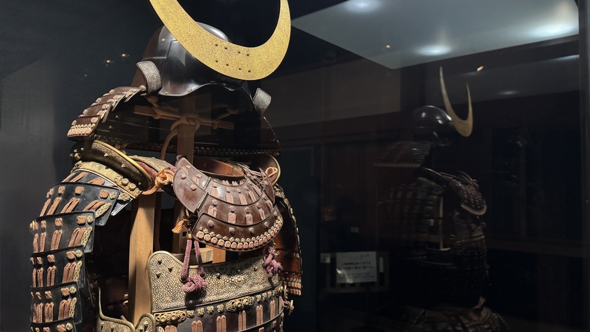 金色の三日月前立てを付けた甲冑の上半身