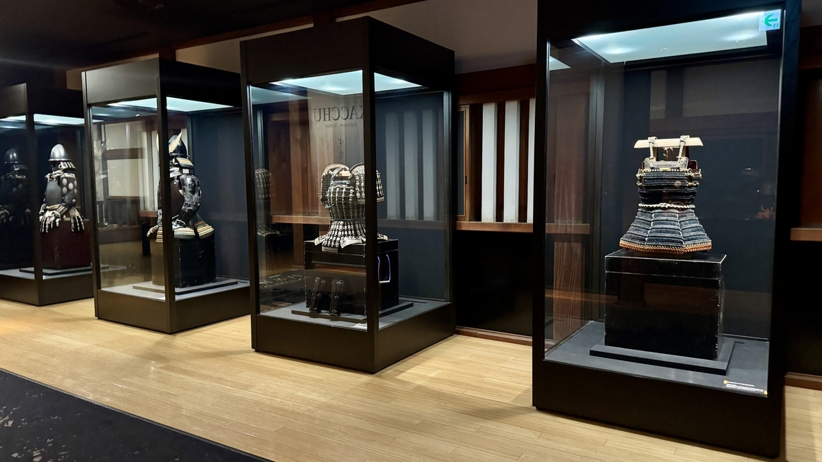 鎧と胴丸が並ぶ展示室のガラスケース