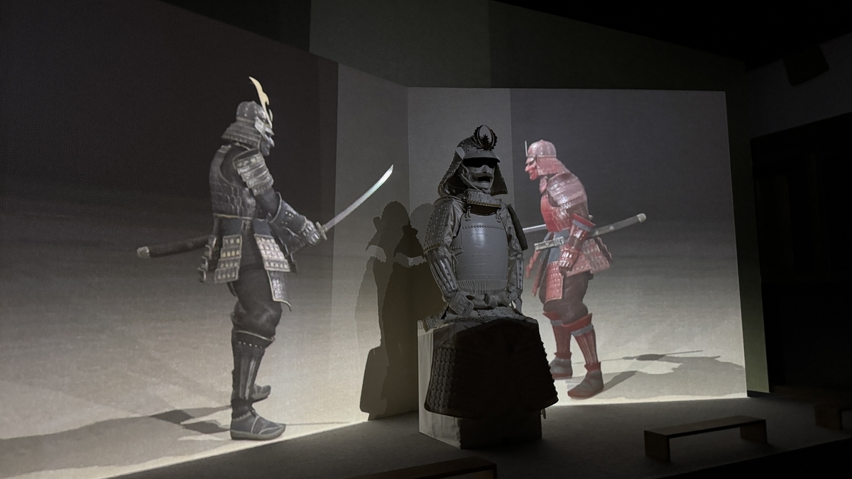 武者の映像が投影された花伐つ鎧の白い甲冑