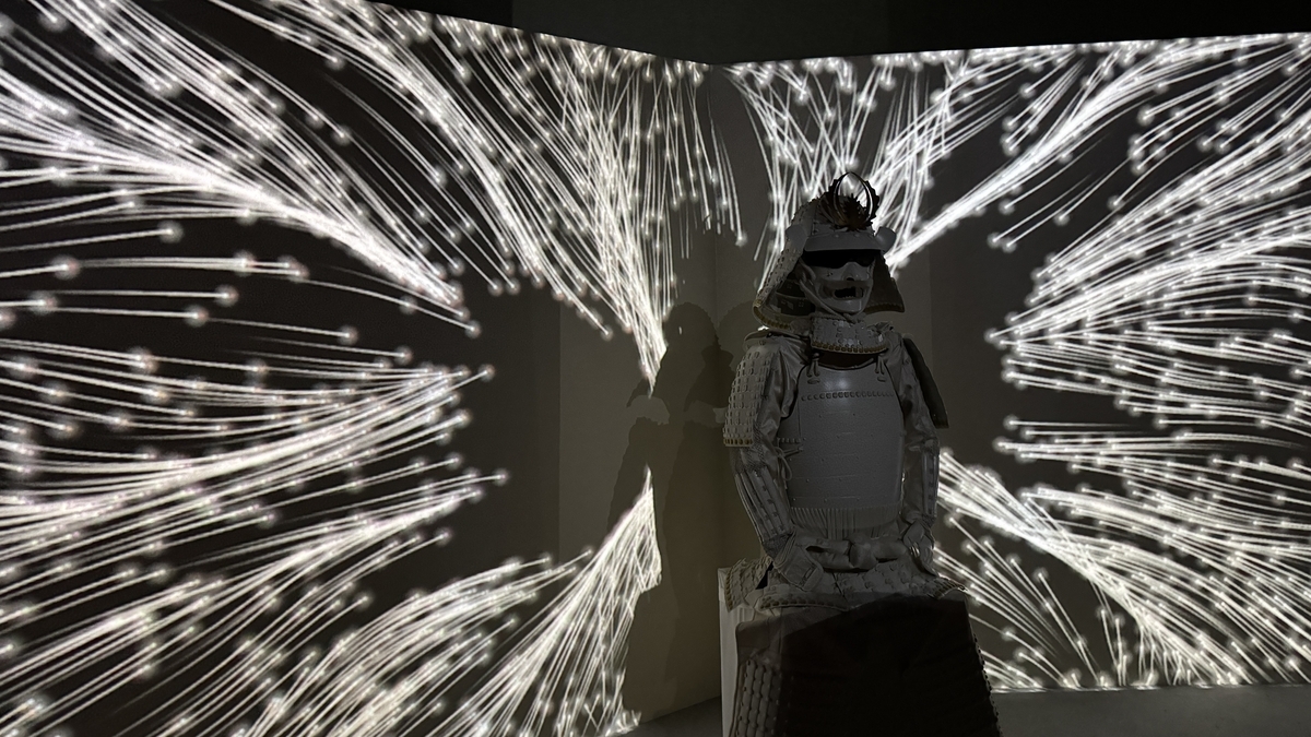 光の線が広がる花伐つ鎧のプロジェクションマッピング