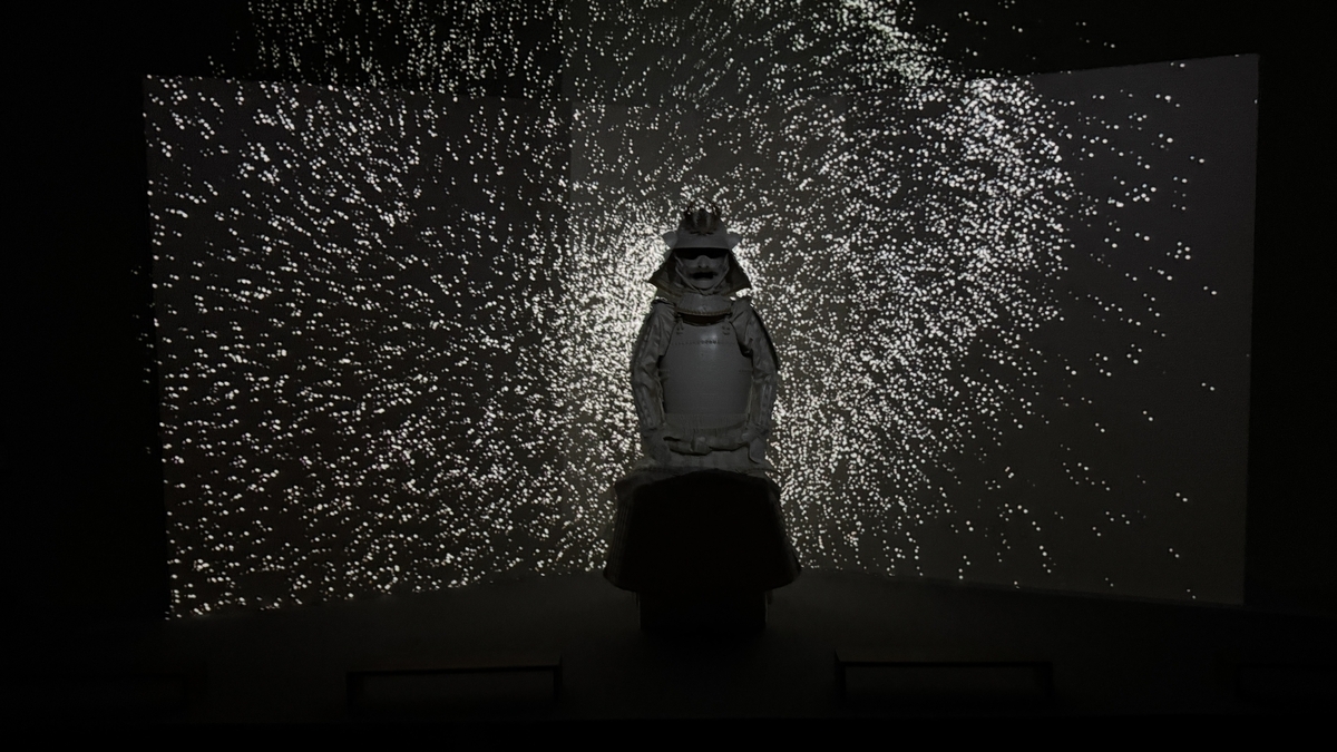 無数の光粒に浮かぶ花伐つ鎧の白い甲冑