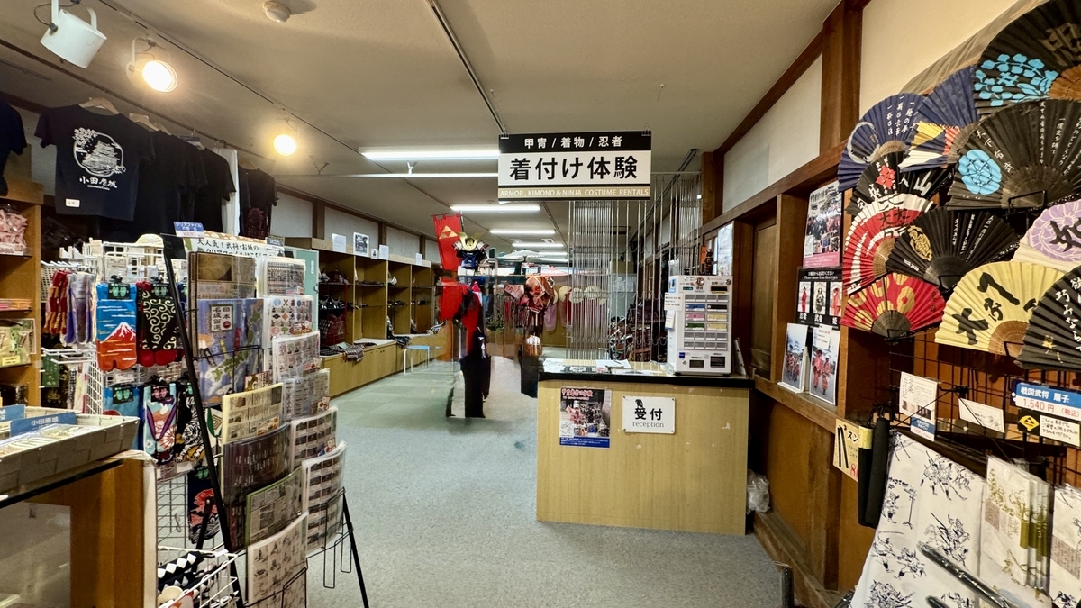 甲冑着付け体験の受付カウンターと衣装売り場