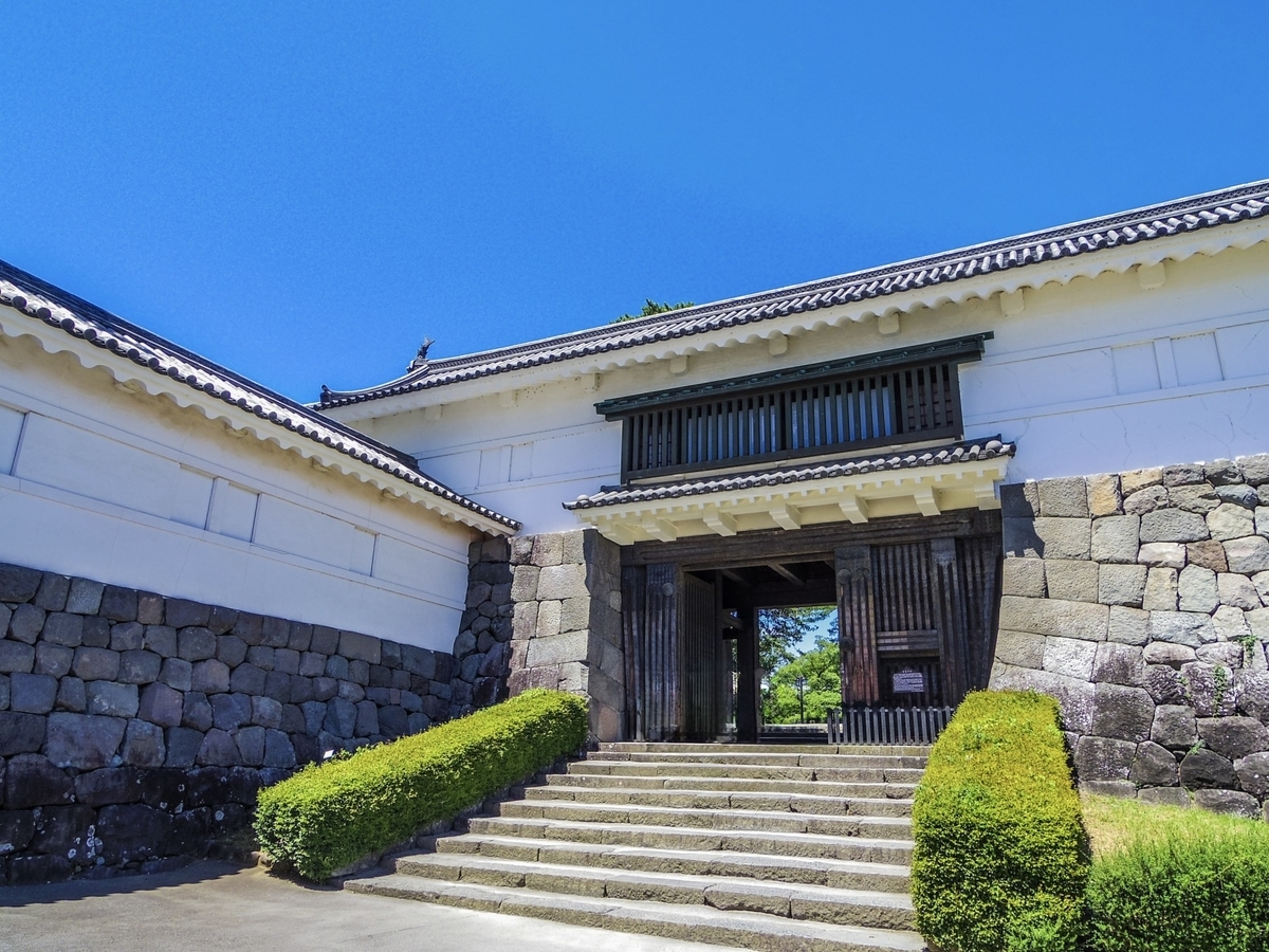 石垣と白壁に囲まれた小田原城の常盤木門