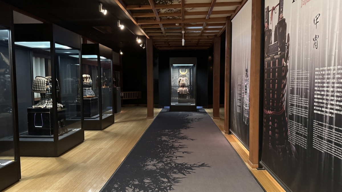 甲冑展示が続く常盤木門SAMURAI館の館内通路