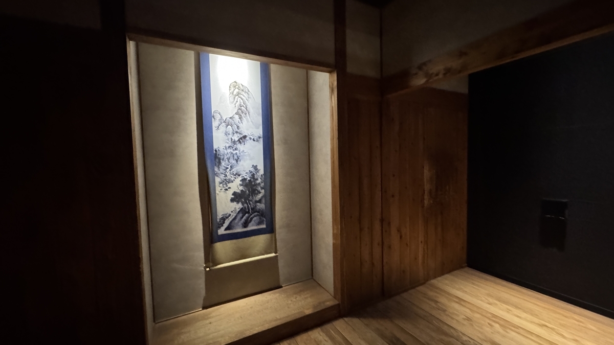 挂轴背后藏有通道的机关屋