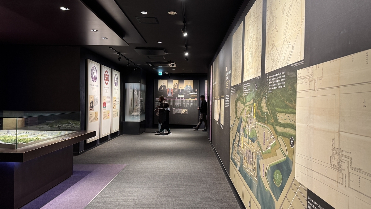 古地図と家紋パネルが並ぶ1階の展示通路