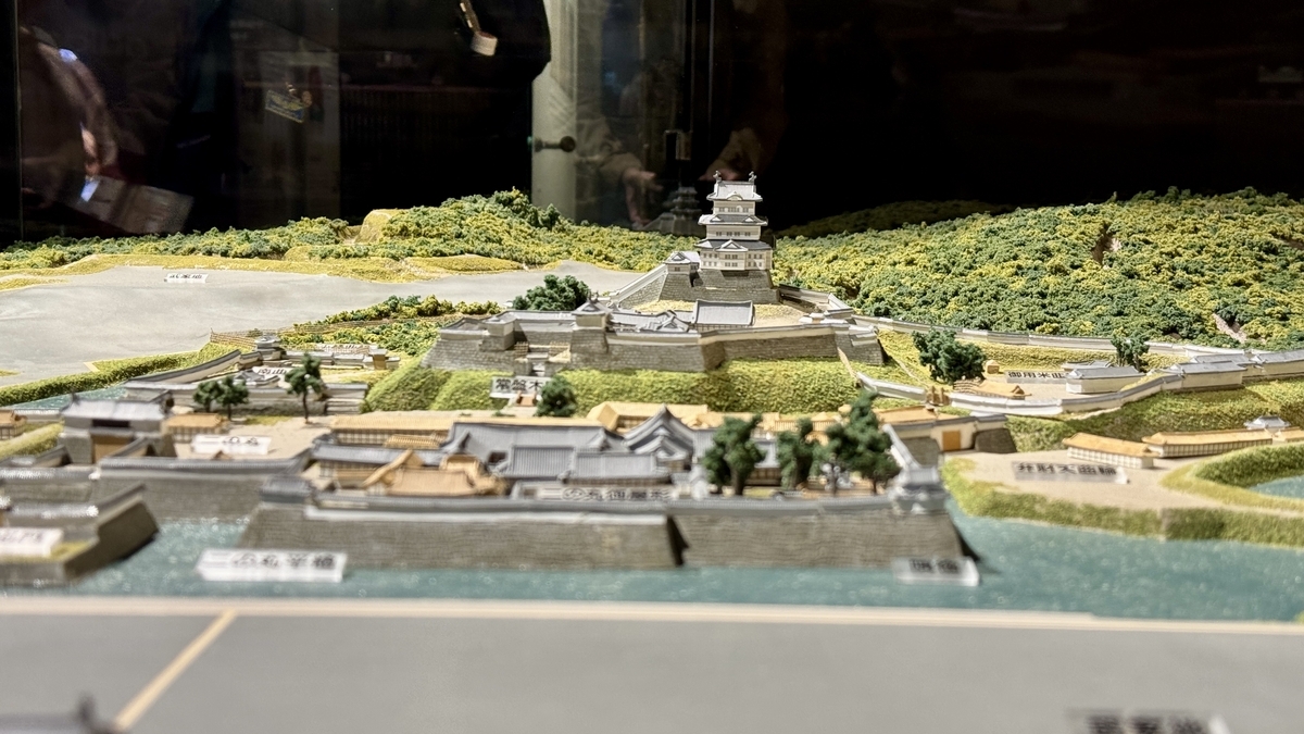 天守を正面から捉えた小田原城模型