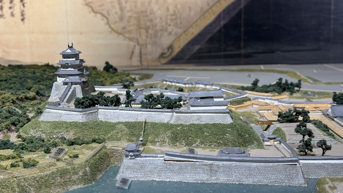 本丸周辺の石垣と天守を再現した小田原城模型