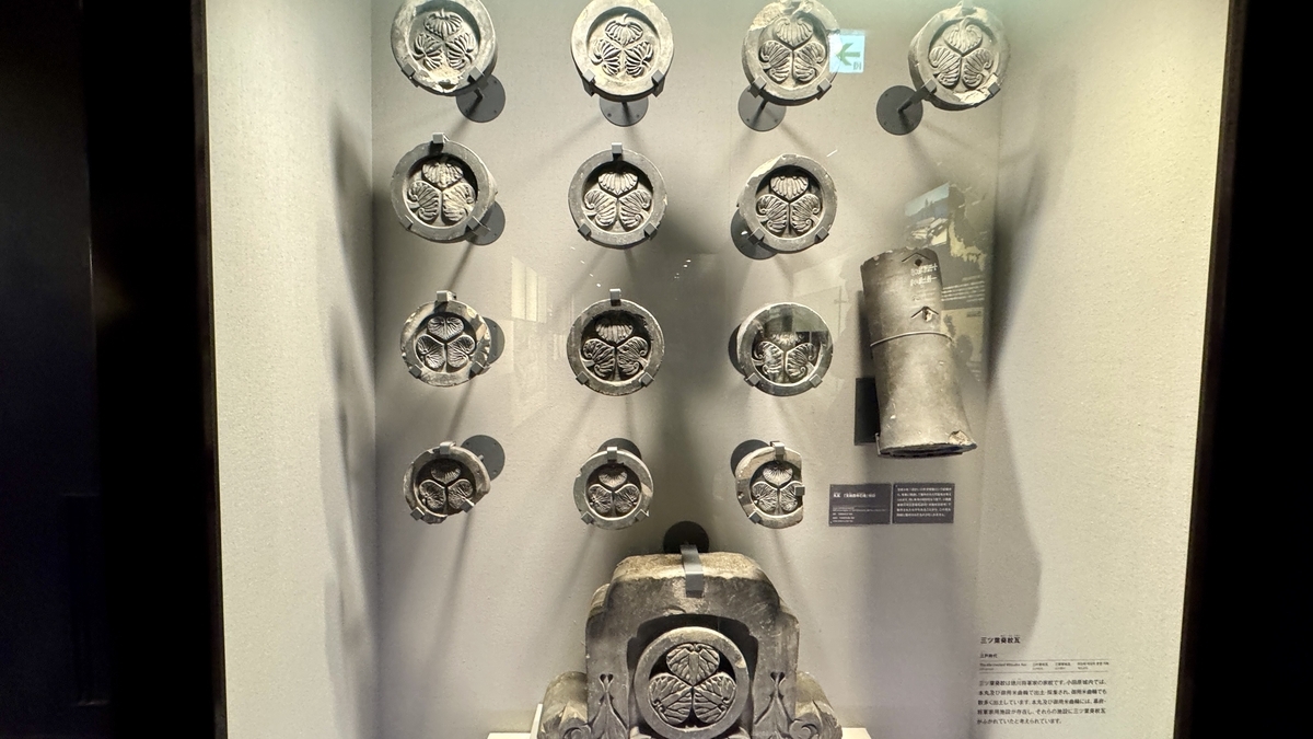 三つ葉葵の家紋が入った鬼瓦と丸瓦の展示