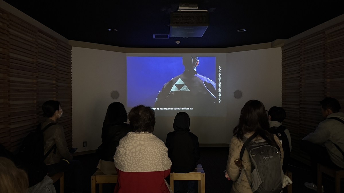 来館者が着席して映像を鑑賞する小田原城シアター