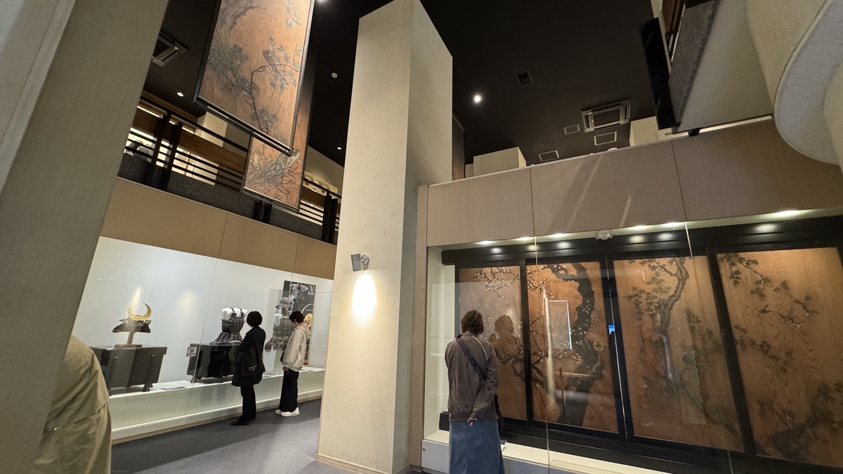 甲冑展示と屏風絵が並ぶ3階美術工芸フロア