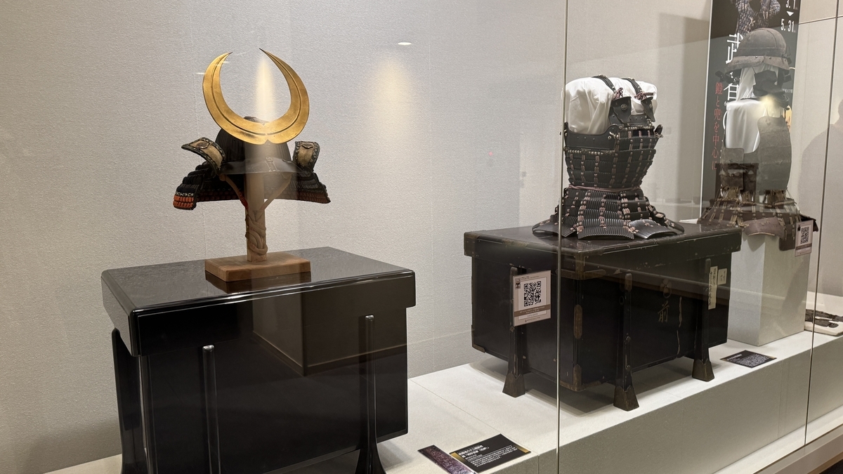 三日月形の前立てが付いた兜と甲冑の展示