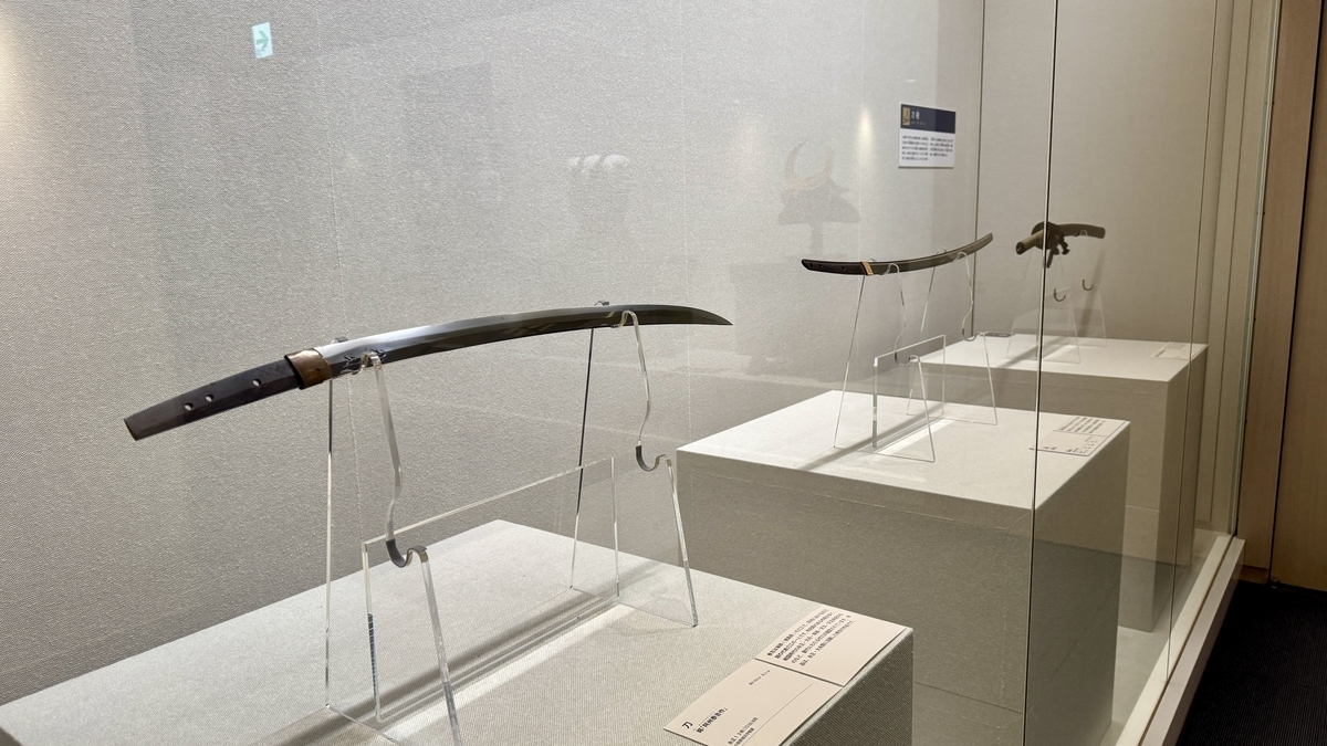 刀身の反りが美しい日本刀の展示ケース