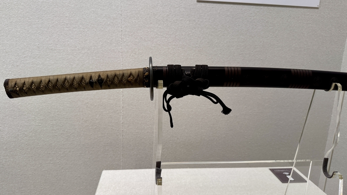 柄巻と黒漆の鞘が見える刀装の展示