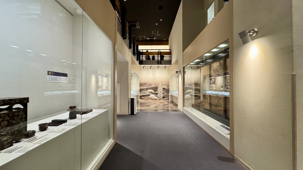 発掘品の展示ケースが続く3階の通路