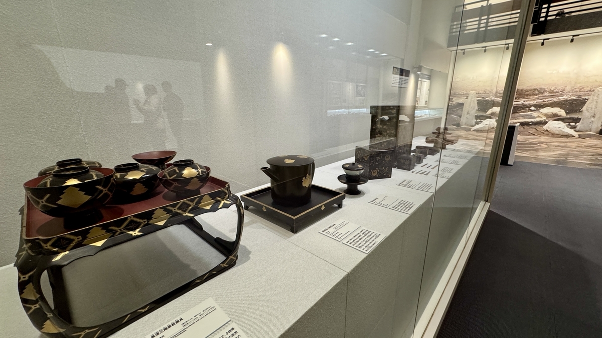 漆器や椀が並ぶ小田原城下の出土品展示