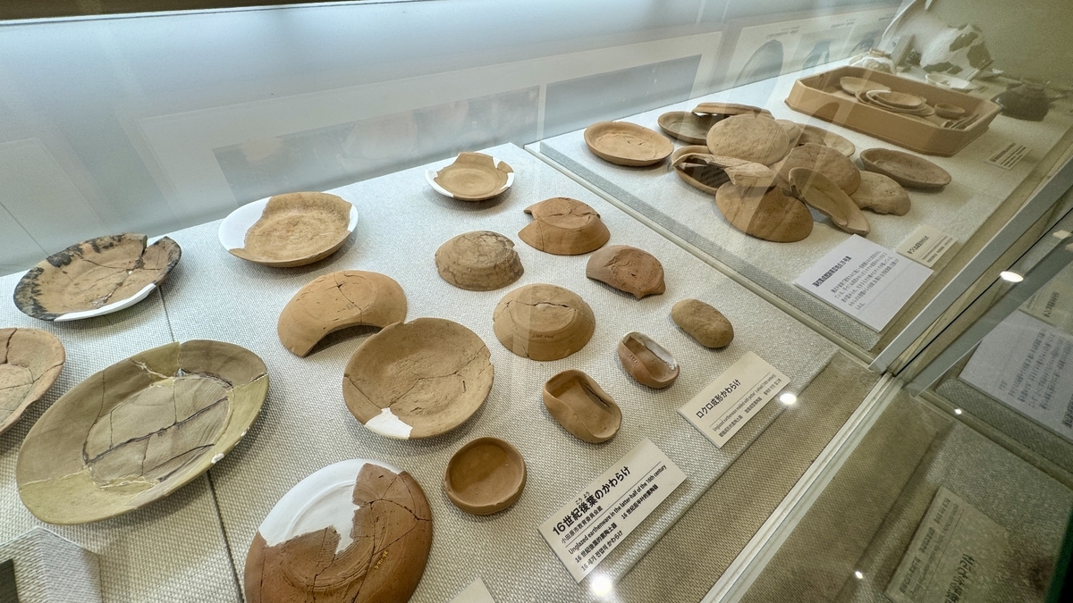 16世紀後半のかわらけが並ぶ発掘品展示ケース