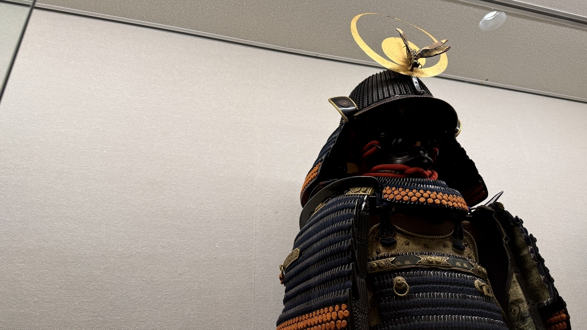 金色の三日月形前立てが付いた黒い鎧兜