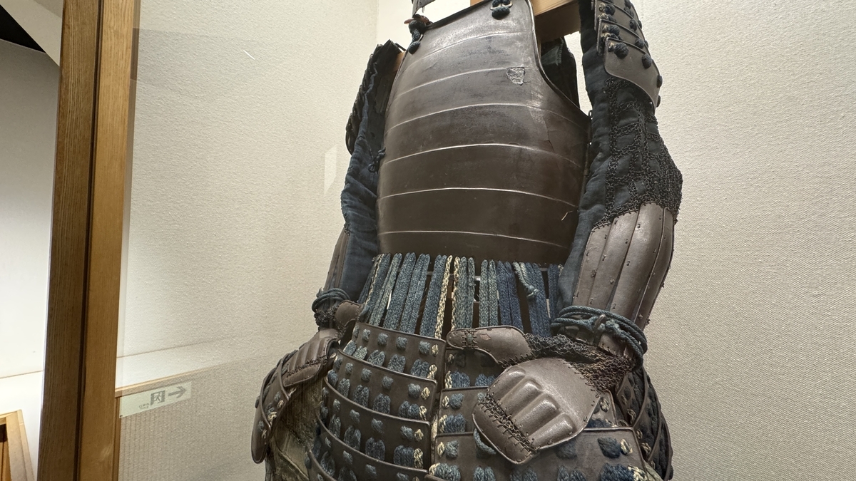 鉄製の胴と籠手が重厚な当世具足