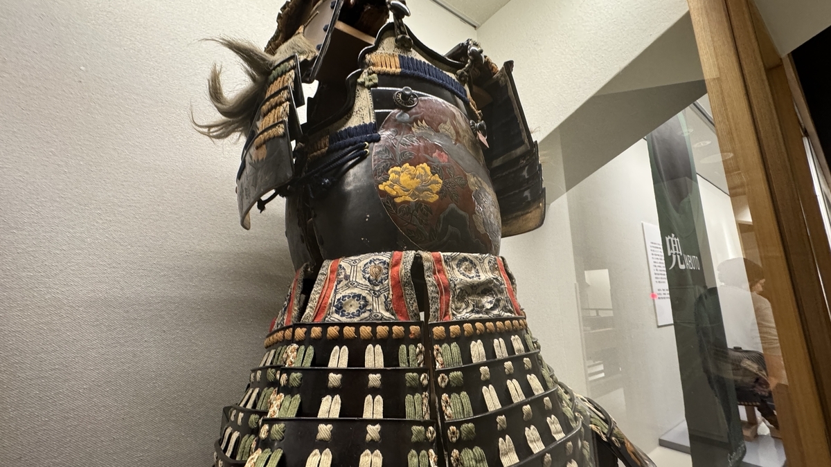 花模様の胴が華やかな甲冑の背面展示