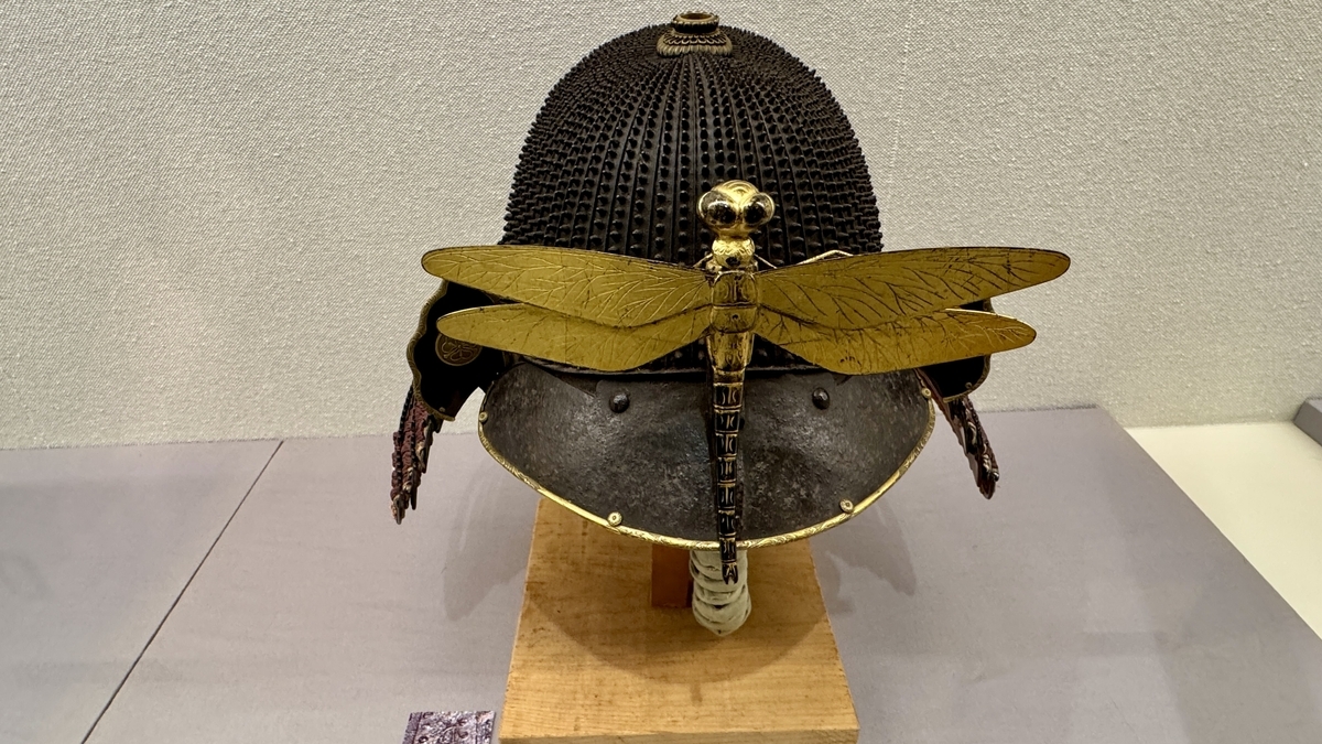 金色のトンボ前立てが付いた変わり兜