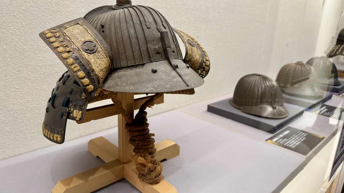 金具飾りの吹返しが付いた鉄鉢形の兜