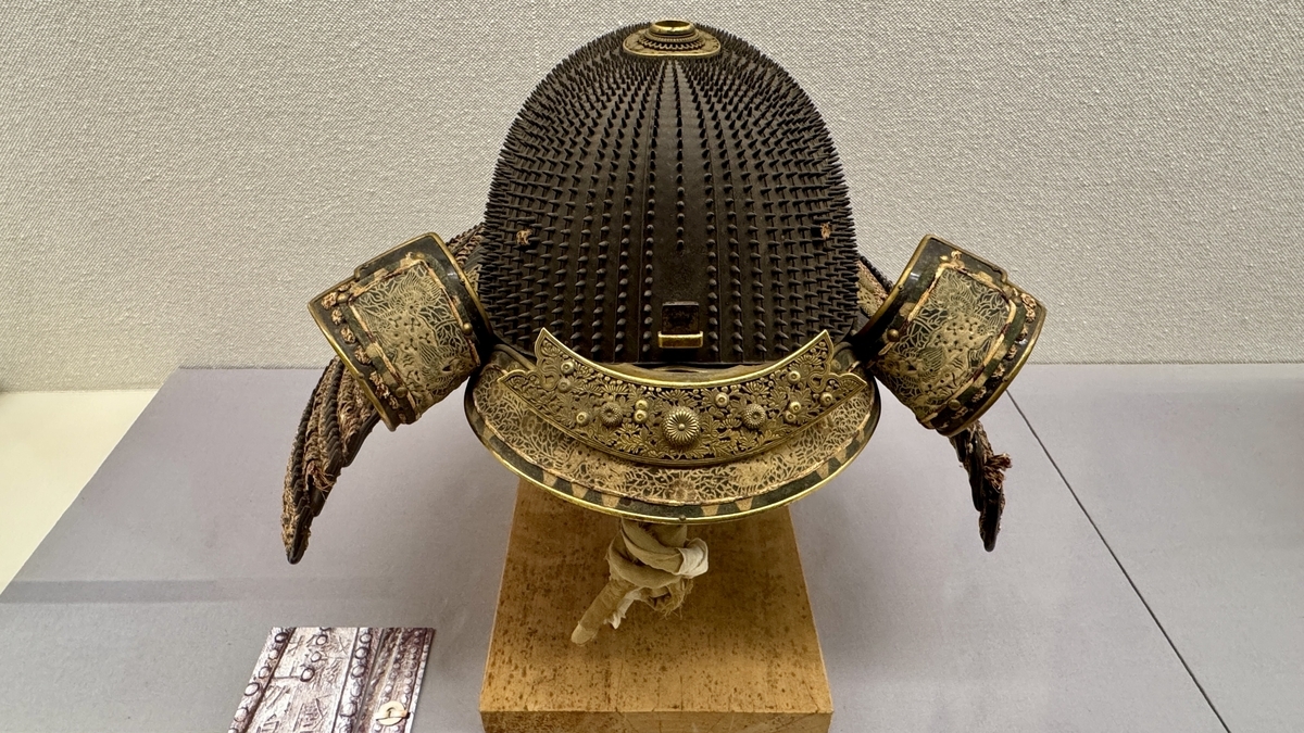 金の装飾が細かい鉄鉢形の前向きの兜